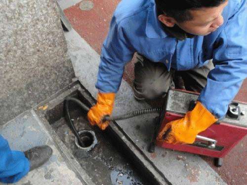 沙嘴街道疏通下水道