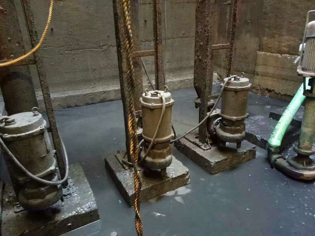 沙嘴街道污水池清理