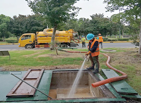 沙嘴街道化油池清理