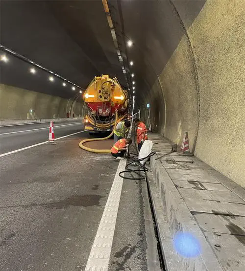 沙嘴街道隧道排水渠清淤